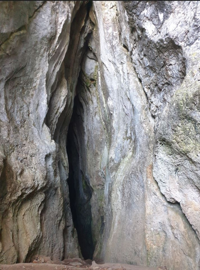 Grotte aux oeufs rituels feminin sacré